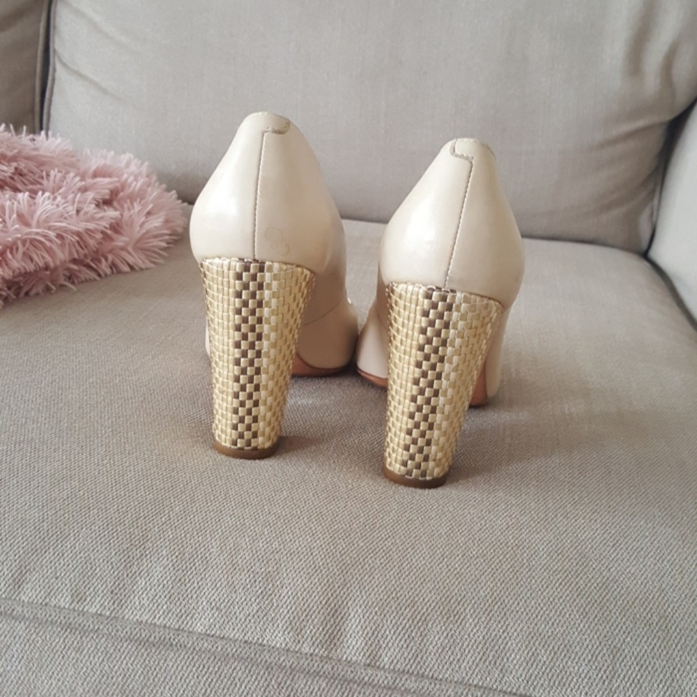 Lauren by Ralph Lauren Size 5 Cream Pumps - Picture 3 of 3